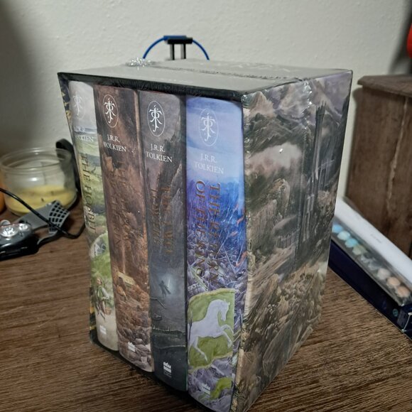 The Hobbit & the Lord of the Rings Boxed Set: Illustrated Edition J.R.R. Tolkien - Picture 2 of 5